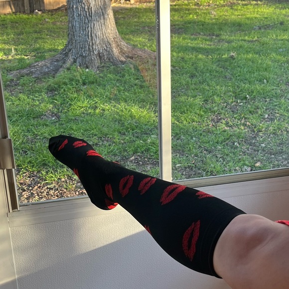 Shoe size 7-10.5 Black compression socks with red kiss 💋 print - Picture 3 of 3